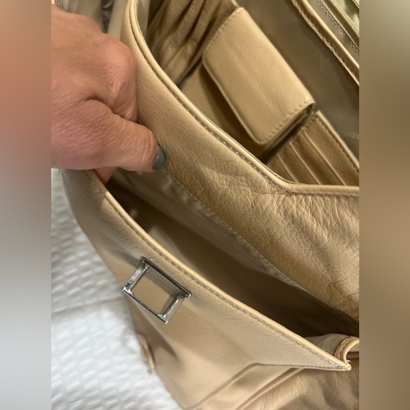 Beautiful Piquadro Italian Leather Business Bag (Unisex) - Picture 10 of 15